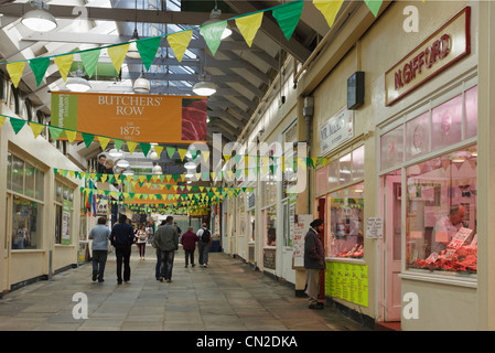 Indoor Geschäfte entlang der Metzger Zeile 1875 im Inneren Kirkgate Markthalle in Leeds, West Yorkshire, England, UK, Großbritannien Stockfoto