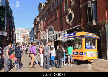 Briggate, Leeds, West Yorkshire, England, Vereinigtes Königreich. Große Schlange von Menschen Schlange stehen, von einem Eis-Kiosk in der Innenstadt zu kaufen Stockfoto