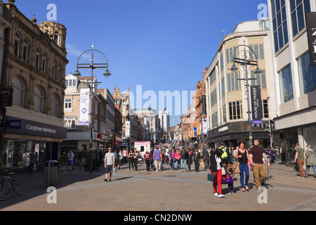 Briggate, Leeds, West Yorkshire, England, Vereinigtes Königreich. Belebten Hauptstraße Szene mit Menschen beim Einkaufen in der Innenstadt Stockfoto