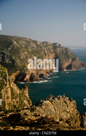 Felsige Ufer-Linie von Cabo Da Roca Portugal der westlichste Punkt auf dem europäischen Kontinent - Touristenattraktion Stockfoto