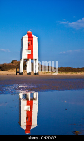 Der ungewöhnliche Leuchtturm auf Stelzen an Burnham-on-Sea, Somerset, England, UK spiegelt sich in ein Gezeitenbecken Stockfoto