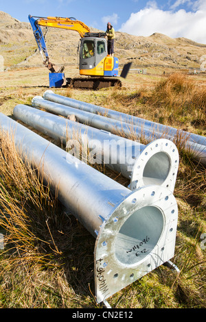 3 Windkraftanlagen gebaut hinter dem Kirkstone Pass Gasthaus auf Kirkstone Pass im Lake District, UK. Stockfoto