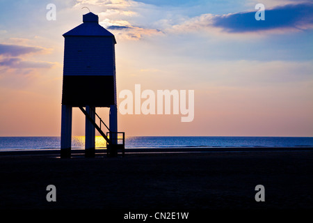 Ein Contre Jour beschossen gegen das Licht von der ungewöhnlichen Leuchtturm auf Stelzen Burnham-on-Sea, Somerset, England, UK, bei Sonnenuntergang. Stockfoto