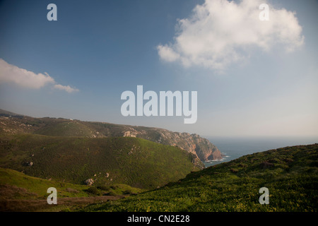 Felsige Ufer-Linie von Cabo Da Roca Portugal der westlichste Punkt auf dem europäischen Kontinent - Touristenattraktion Stockfoto