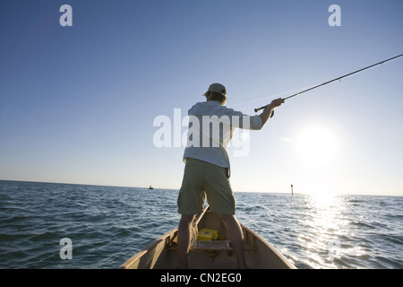 Mann wirft Angelrute von Boot, Florida Keys, USA Stockfoto