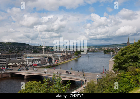 Anzeigen von Castle Hill von The River Ness fließt durch das Zentrum von Inverness City, Inverness, Schottisches Hochland, Schottland. Stockfoto