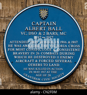 Blaue Plakette für Kapitän Albert Ball VC an der Wand des Königs Schule früher Grantham Grammar School in Grantham, Lincolnshire. Stockfoto