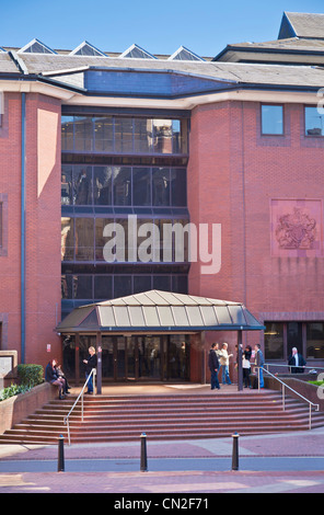 Menschen stehen außerhalb Birmingham Crown Court Gebäude West Midlands England UK GB EU Europa Stockfoto