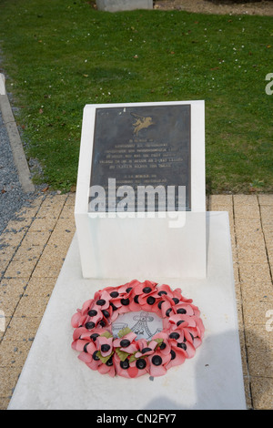 Denkmal für Leutnant Brotheridge der erste britische Soldat auf dem Gelände des Airborne Museums in der Normandie am D-Day sterben Stockfoto