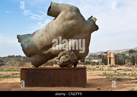 Die Statue in der archäologischen Zone von Agrigento, Sizilien, Italien Stockfoto