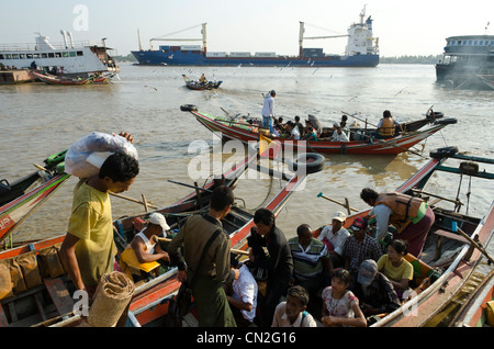 Passagiere, die Einschiffung auf einer kleinen Fähre über den Fluss. Hafen von Yangon. Myanmar. Stockfoto