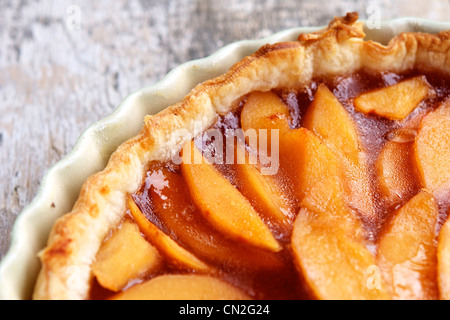 Eine einfache Blätterteig-Tarte mit Quitte. Stockfoto