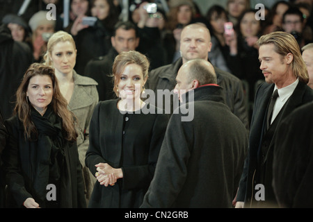 US-Schauspielerin und Regisseurin Angelina Jolie, kommt bei Gala-Premiere in Sarajevo mit Brad Pitt begleitet. Angelina ist in Sarajevo Stockfoto