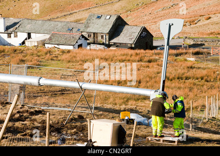 3 Windkraftanlagen gebaut hinter dem Kirkstone Pass Gasthaus auf Kirkstone Pass im Lake District, UK. Stockfoto