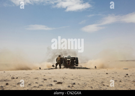 HELMAND PROVINZ, Afghanistan - ein afghanischer Nationalarmee Soldat mit 4. Kandak, 1. Brigade, 215. Korps feuert während einer Trainingsübung hier, 27. März 2012, einen 122mm Haubitze D-30 ab. Die ANA-Artillerieübung, die unter Anleitung von Marine-Beratern des Regimental Combat Team 5 durchgeführt wurde, ist ein wichtiger Schritt in der Entwicklung afghanischer Sicherheitskräfte vor dem Übergang der federführenden Sicherheitsverantwortung in den verbleibenden Distrikten der südlichen Provinz Helmand. Stockfoto