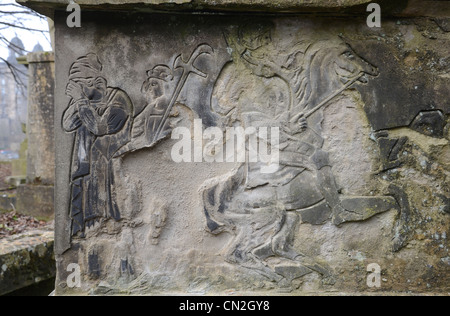 Detail aus einem verwitterte und beschädigte Fries auf einem Denkmal in Glasgow Necropolis. Stockfoto