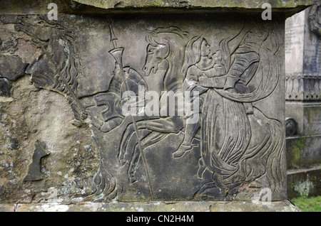 Detail aus einem verwitterte und beschädigte Fries auf einem Denkmal in Glasgow Necropolis. Stockfoto