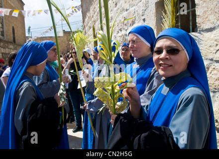 Nicht identifizierte Nonnen nehmen Teil in der Palmprozession am Palmsonntag in Jerusalem Stockfoto