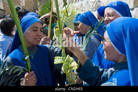 Nicht identifizierte Nonnen nehmen Teil in der Palmprozession am Palmsonntag in Jerusalem Stockfoto