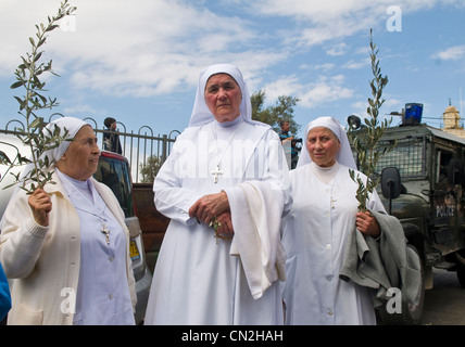 Nicht identifizierte Nonnen nehmen Teil in der Palmprozession am Palmsonntag in Jerusalem Stockfoto