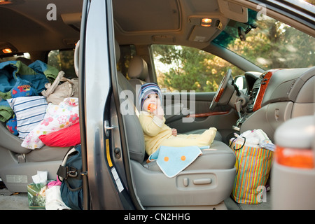 Kleinkind Jungen sitzen im Auto-Beifahrersitz Stockfoto