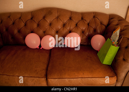 Rosa Luftballons auf sofa Stockfoto