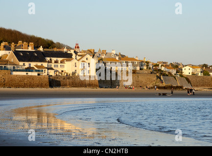 Die untergehende Sonne verleiht einen goldenen Schimmer der kornischen Stadt von Marazion, Cornwall, uk Stockfoto