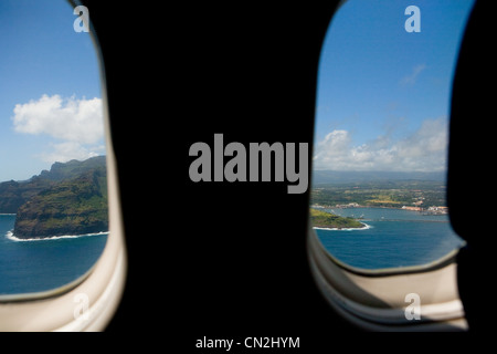 Blick auf die tropische Insel durch Flugzeugfenster Stockfoto