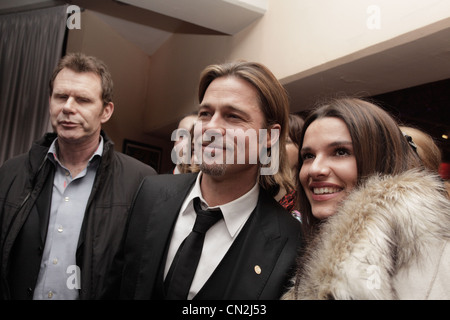 Schauspieler Brad Pitt posiert für Fotos mit Gebläse am after-Party der Gala-Premiere in Sarajevo. Angelina ist in Sarajevo für das Screening von Stockfoto