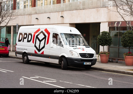 DPD-Kurier-van in Straße geparkt. Stockfoto