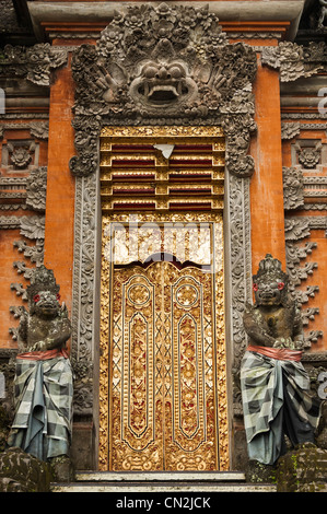 Reich verzierte Tür eines Tempels in Ubud, Nord Bali, Indonesien Stockfoto
