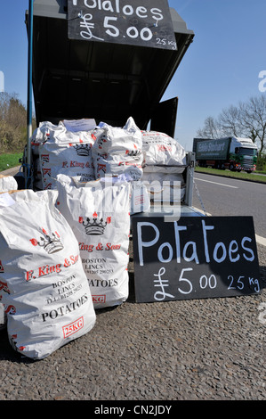 Säcke mit Kartoffeln zum Verkauf Straßenrand, UK Stockfoto