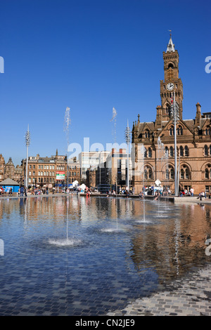 Bradford City Park. 6 Hektar großen öffentlichen Platz im Herzen von Bradford enthält das größten Mann gemacht Wasserspiel für jede UK Stadt. Stockfoto