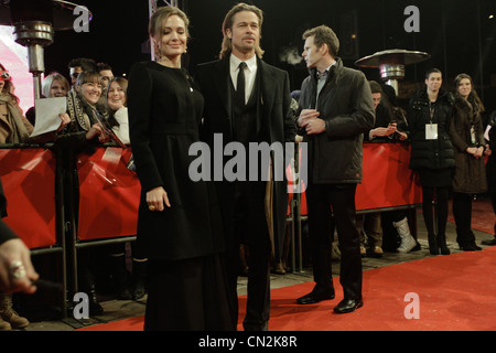 US-Schauspielerin und Regisseurin Angelina Jolie, kommt bei Gala-Premiere in Sarajevo mit Brad Pitt begleitet. Angelina ist in Sarajevo Stockfoto