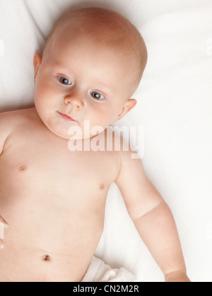 Baby Boy in Windel auf weiße, blaue Augen Stockfoto