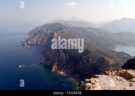 Der Blick auf die Klippen Capo Rosso und den Golf von Porto im Mittelmeer, in der Nähe von Porto, an der Westküste der Insel Korsika, Frankreich. Stockfoto