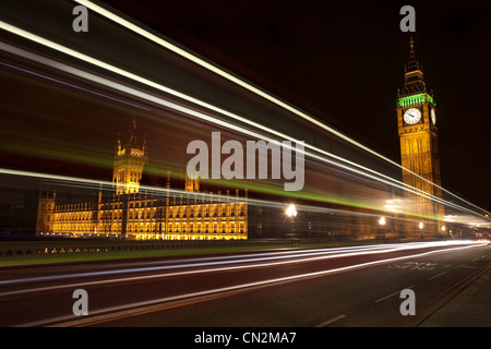 Lichtspuren und Palast von Westminster, London, UK Stockfoto