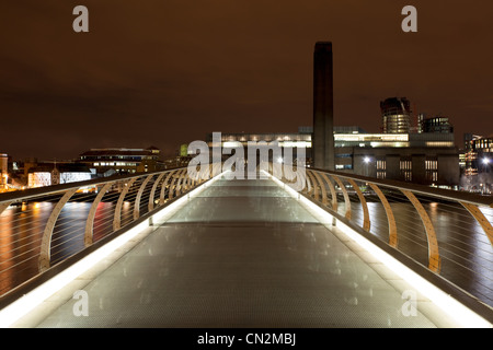 Millennium Bridge in Richtung Tate Modern, London, UK Stockfoto