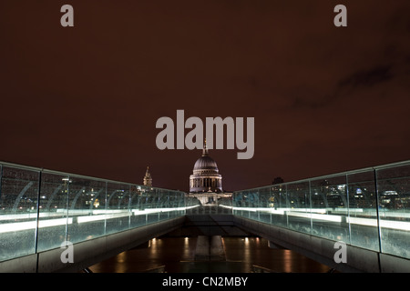 Millennium Bridge in Richtung St. Pauls Cathedral, London, UK Stockfoto