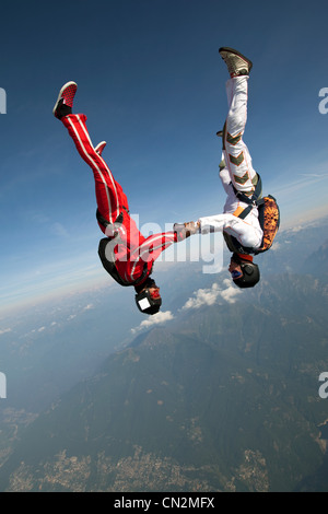 Fallschirmspringer Freeflying über Locarno, Tessin, Schweiz Stockfoto