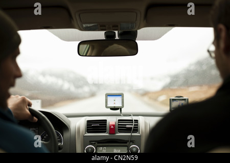 Zwei Männer, die Auto fahren Stockfoto