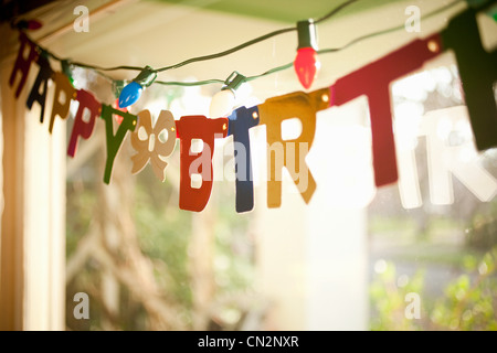 Geburtstagsbanner hängen im Fenster Stockfoto