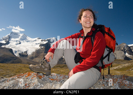 Frau Wanderer sitzen auf einem Felsvorsprung, Jasper Nationalpark, Alberta Stockfoto