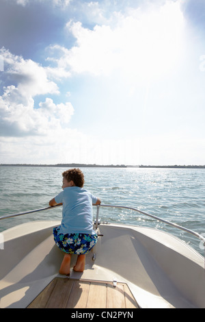 Kleiner Junge betrachten von Motorboot Stockfoto