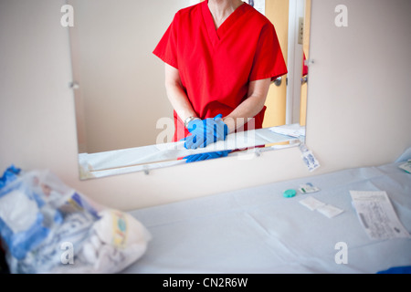 Krankenschwester der Reflexion im Spiegel Stockfoto