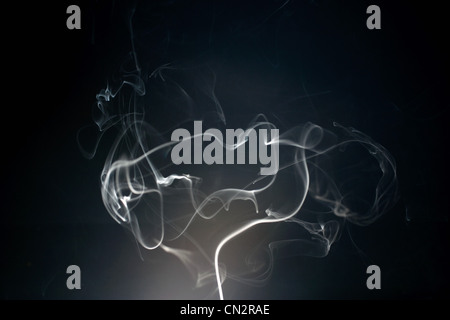 Rauchen auf schwarzem Hintergrund Stockfoto