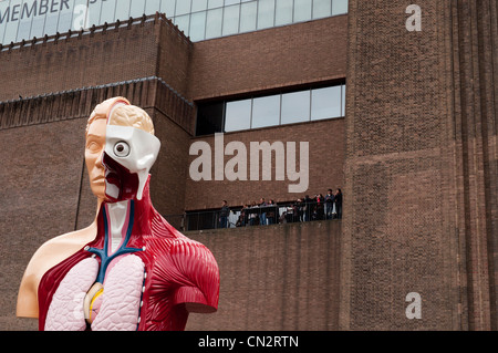 Besucher, die Tate Modern Gallery, Bankside, London Ansicht der Skulptur von Damien Hirst, Hymne von der Tate Modern Balkon. Stockfoto