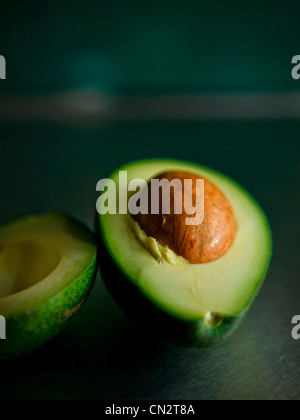 Avocado in zwei Hälften geschnitten Stockfoto