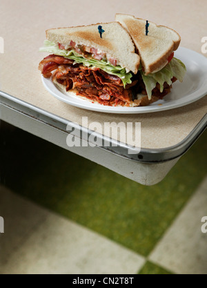 BLT-Sandwich auf Platte Stockfoto