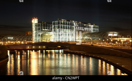 Central Station und Fluss Spree in der Nacht, Berlin, Deutschland Stockfoto